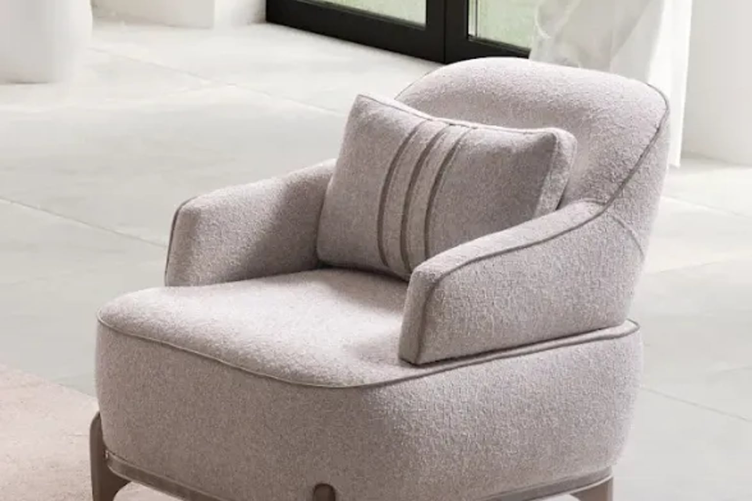 2026 mobilya trendlerine uygun, doğal tonlarda modüler bir oturma grubunun bulunduğu, ahşap detaylarla zenginleştirilmiş modern ve sıcak bir salon.