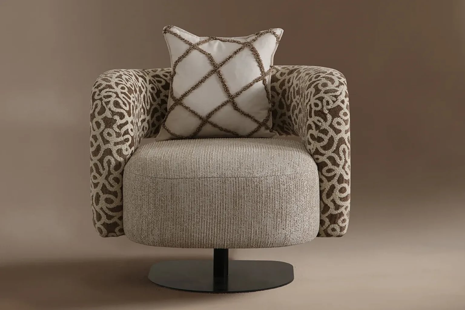 Salonunda şık bir berjerin merkezi konumda olduğu, krem ve bej tonlarının hakim olduğu sıcak bir oturma odası.