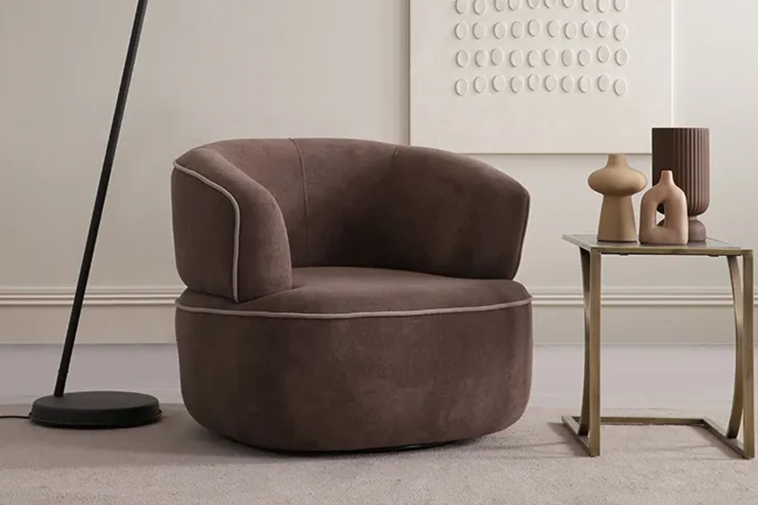Zarif bir berjerin odak noktası olduğu, bej ve krem tonlarında modern bir salon. Geniş pencereden giren doğal ışık odayı aydınlatıyor.