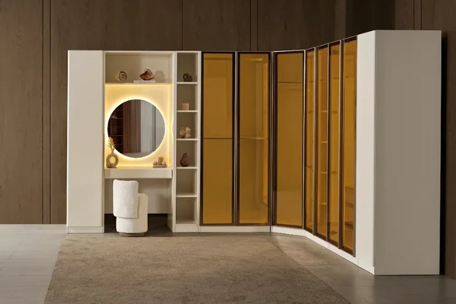 A well-organized, elegant giyinme odası, doğal ışıkla aydınlatılmış, krem ve ahşap tonlarında, ortasında bir puf bulunuyor.