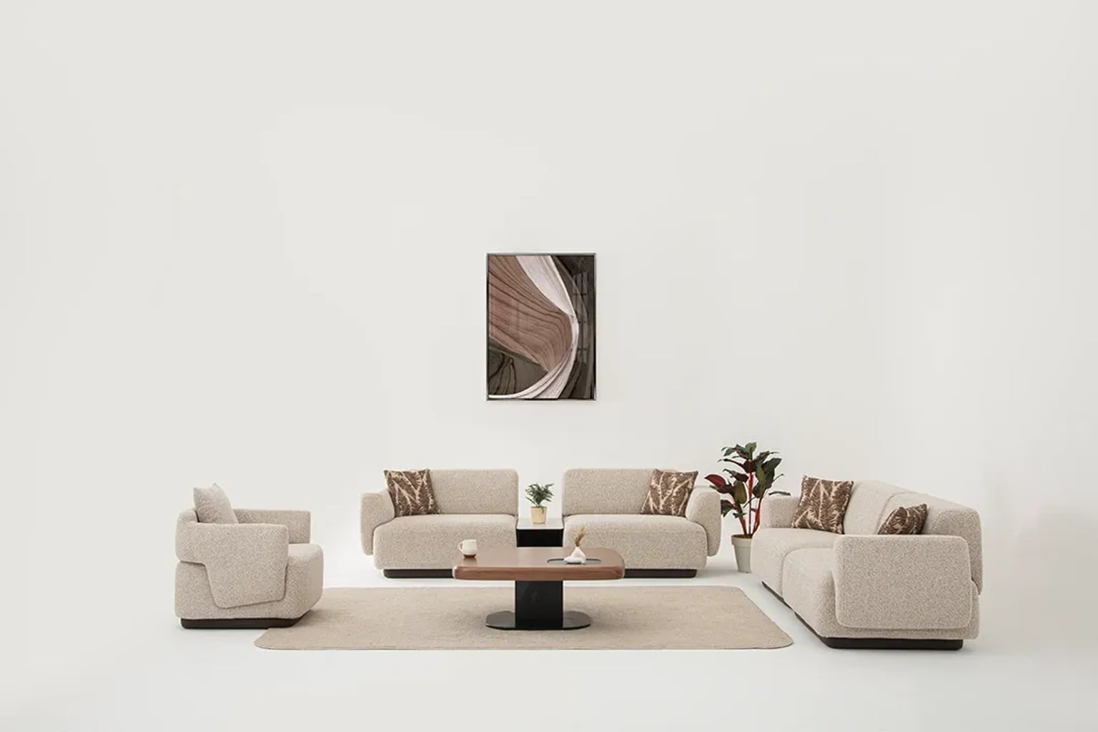 Modern ve geniş bir salon, ortasında şık, bej kumaş bir köşe koltuk ve ahşap orta sehpa, doğal ışıkla aydınlatılmış sıcak bir atmosfer.