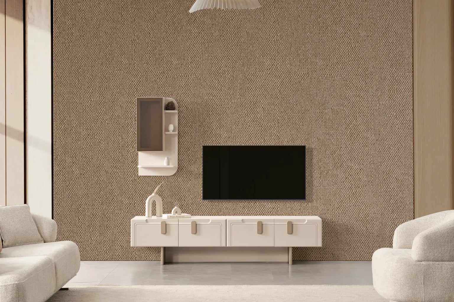 Doğal ahşap dokulu, şık ve modern bir TV ünitesinin yer aldığı sıcak bir salon dekorasyonu. Ünitenin üzerinde büyük bir televizyon ve minimal dekoratif objeler bulunuyor.