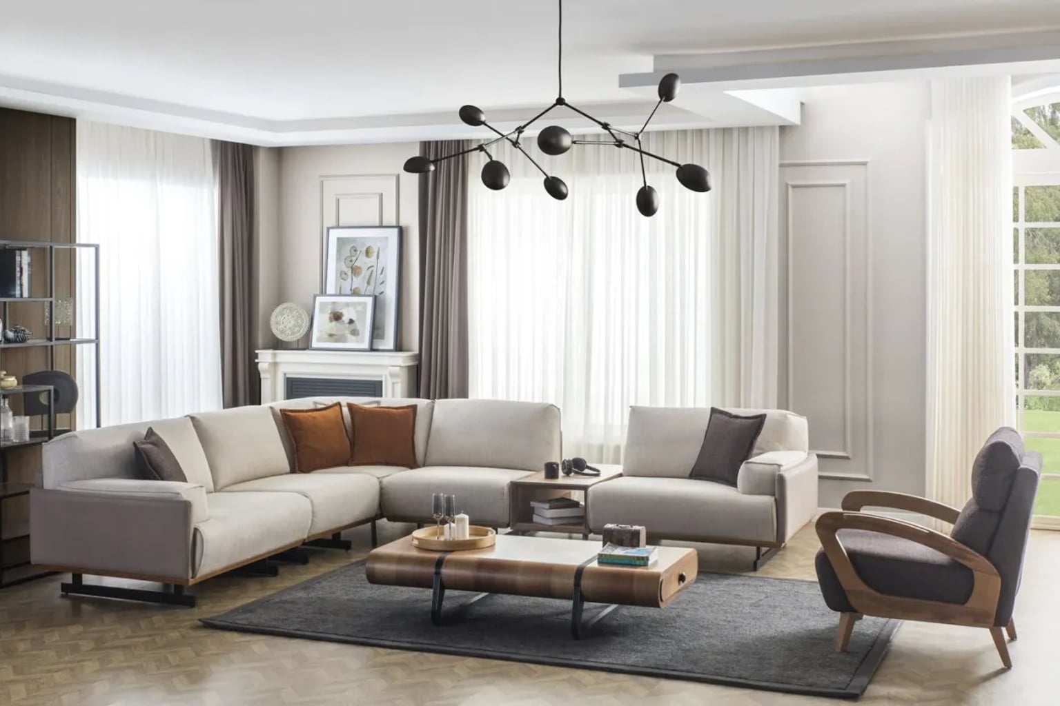 Açık renk tonlarında, doğal ışıkla aydınlanmış, ferah ve modern bir salon dekorasyonu. Beyaz bir kumaş koltuk ve ahşap sehpa ön planda, pencereden gelen güneş ışığı odayı dolduruyor.